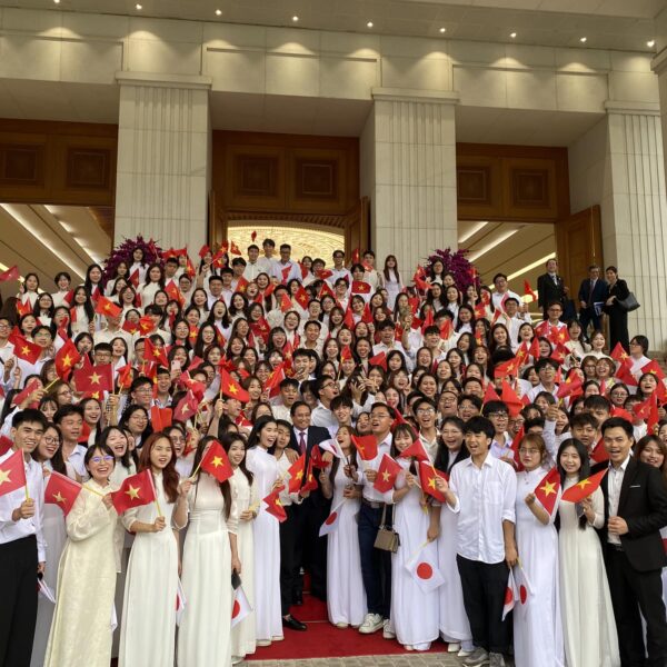 GẦN 300 SINH VIÊN VJU THAM DỰ LỄ ĐÓN THỦ TƯỚNG NHẬT BẢN TẠI VĂN PHÒNG CHÍNH PHỦ