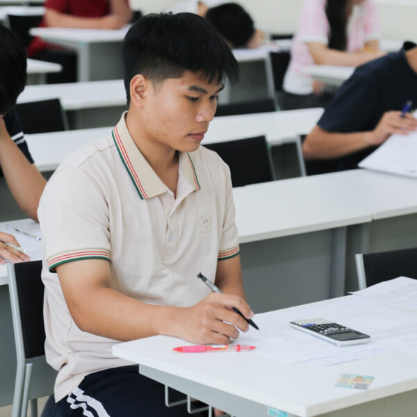 SINH VIÊN VJU TRANH TÀI TẠI OLYMPIC VẬT LÝ SINH VIÊN CẤP TRƯỜNG