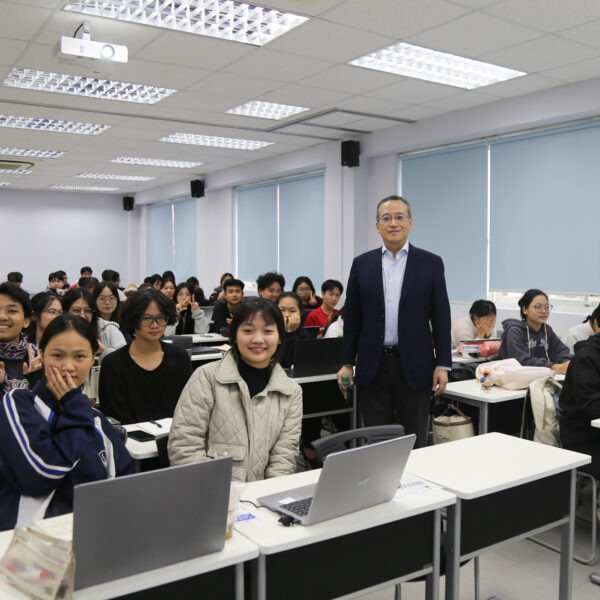 BÀI GIẢNG ĐẦU TIÊN CỦA “THẦY” OZASA TẠI VJU: CÂU CHUYỆN VỀ HỢP TÁC NHẬT-VIỆT