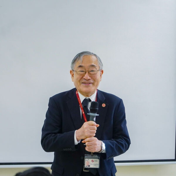 HIỆU TRƯỞNG FURUTA MOTOO NHẬN BẰNG KHEN CỦA ĐẠI SỨ QUÁN NHẬT BẢN