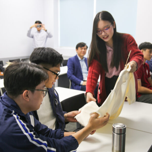 SINH VIÊN VJU HỌC CÙNG TẬP ĐOÀN TIÊN PHONG THƯƠNG MẠI HÓA SẢN XUẤT SỢI CARBON