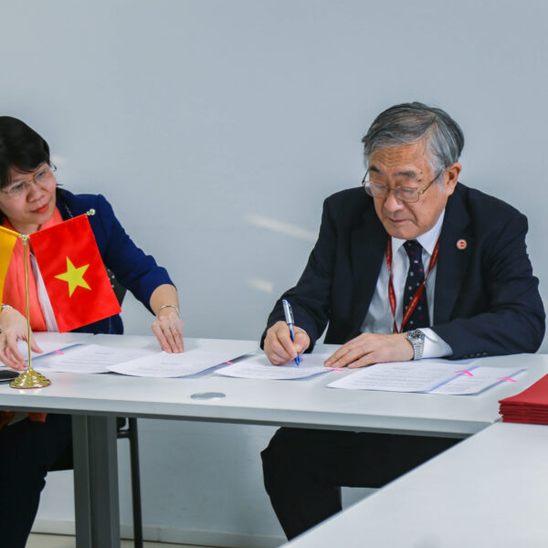 TRƯỜNG ĐẠI HỌC VIỆT NHẬT KÝ MOU VỚI ĐẠI HỌC KHOA HỌC XÃ HỘI ỨNG DỤNG BERLIN (ĐỨC)