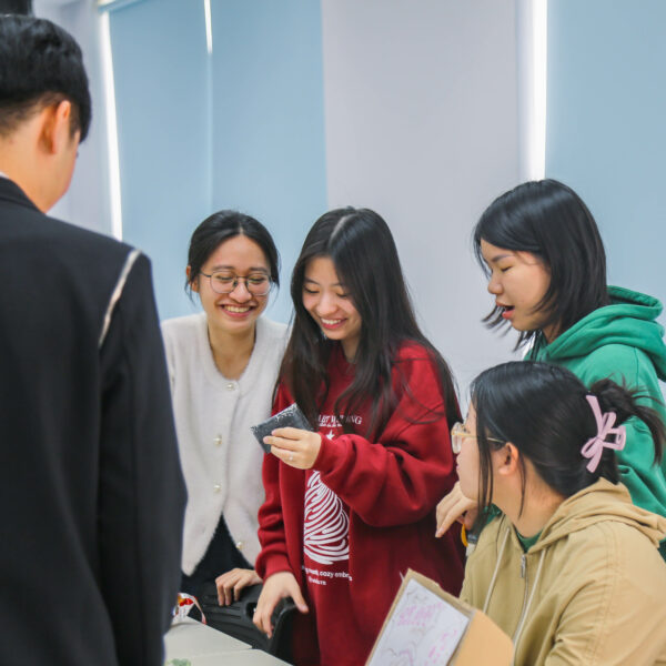 RỘN RÀNG PHIÊN CHỢ ĐỒ CŨ CUỐI TUẦN CỦA SINH VIÊN NHẬT BẢN HỌC