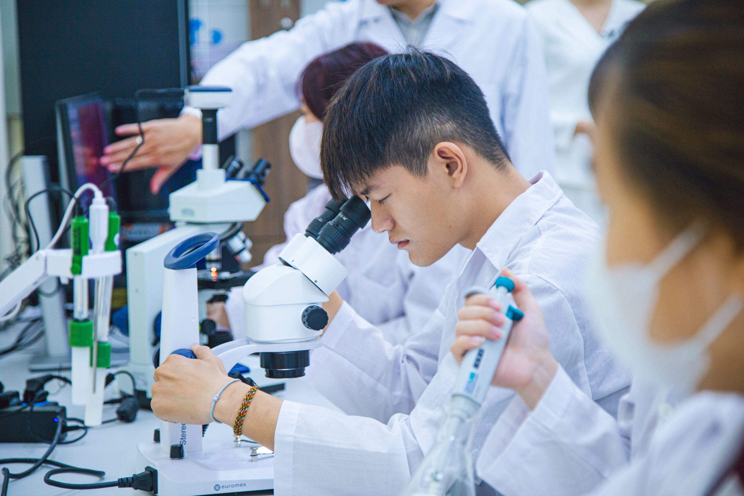 Sinh viên, học viên VJU thực hành trong phòng thí nghiệm